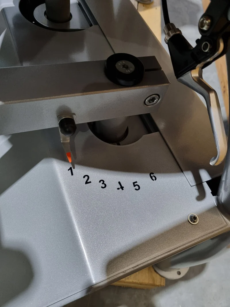 Proxomed Ab-Adduktor Kombi, Compass 530, Abduktoren und Adduktoren 2 in 1 Kombigerät, MPG, Reha, Rahmenfarbe Silber, Polsterfarbe Rot, gebraucht - überholter Zustand