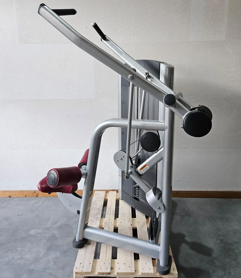 Life Fitness Latzug, Pulldown, 145kg Gewichtsblock, Signature Series, Rahmenfarbe Silber, Polsterfarbe Rot, gebraucht - überholter Zustand