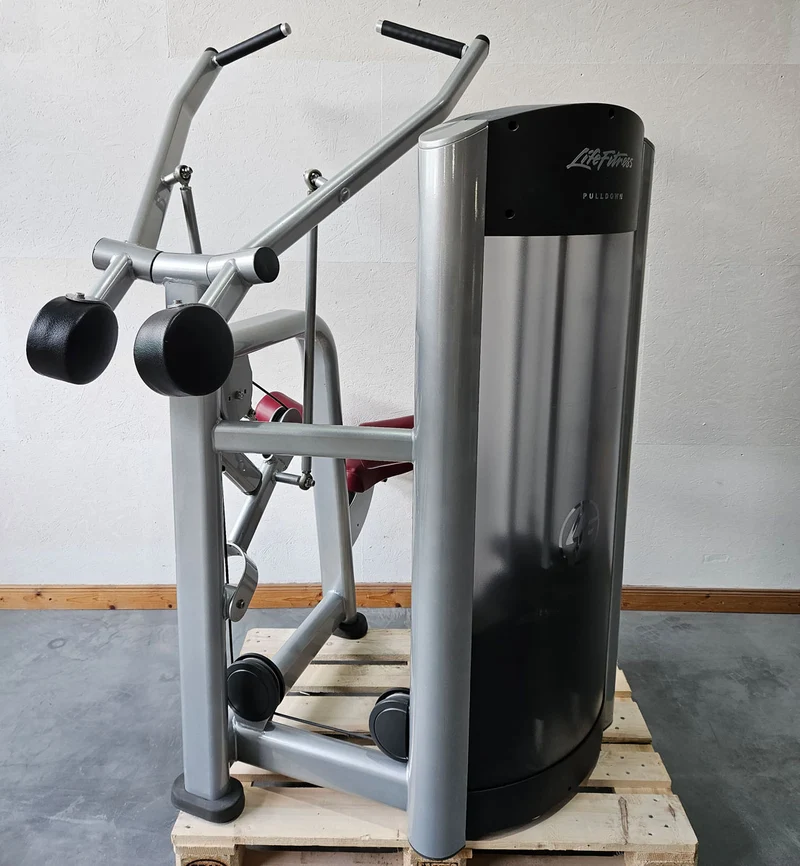 Life Fitness Latzug, Pulldown, 145kg Gewichtsblock, Signature Series, Rahmenfarbe Silber, Polsterfarbe Rot, gebraucht - überholter Zustand
