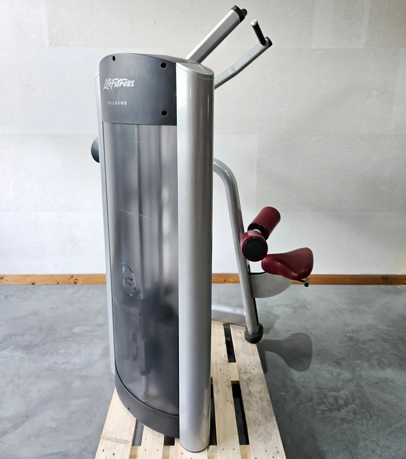 Life Fitness Latzug, Pulldown, 145kg Gewichtsblock, Signature Series, Rahmenfarbe Silber, Polsterfarbe Rot, gebraucht - überholter Zustand