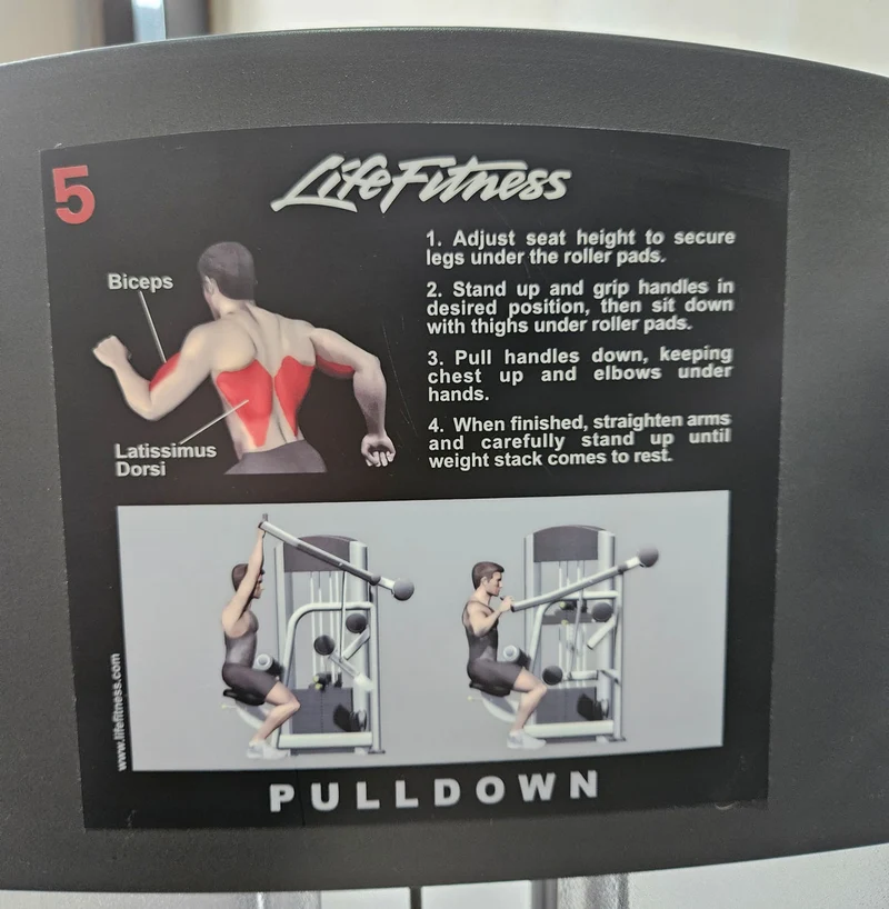 Life Fitness Latzug, Pulldown, 145kg Gewichtsblock, Signature Series, Rahmenfarbe Silber, Polsterfarbe Rot, gebraucht - überholter Zustand
