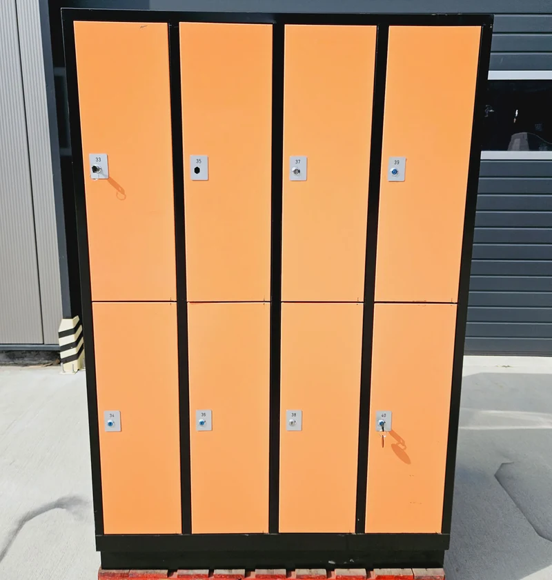 Spind-Schließfachschrank 2 Stück, 8 Fächer, 16 Fächer gesamt - Korpus Schwarz, Türen Orange, gebraucht