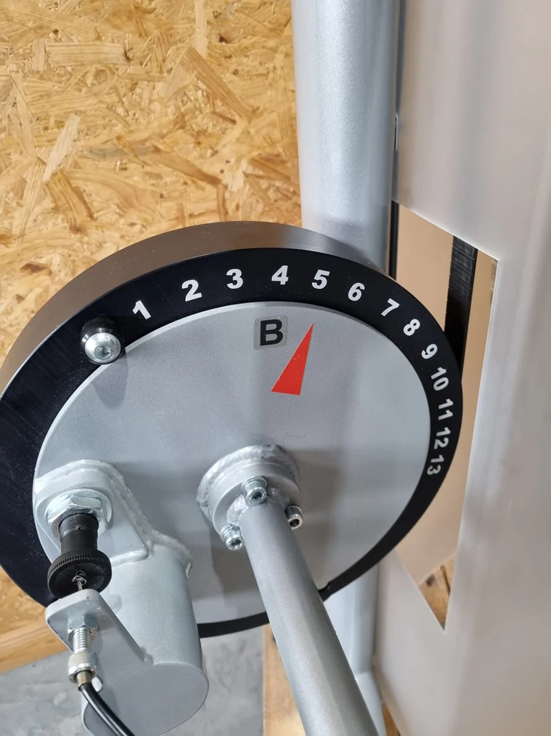 Proxomed Schulterblattfixator Stützstemme Kombi, Compass 530, Latzug und Dips 2 in 1 Kombigerät, MPG, Reha, Rahmenfarbe Silber, Polsterfarbe Rot, gebraucht - überholter Zustand