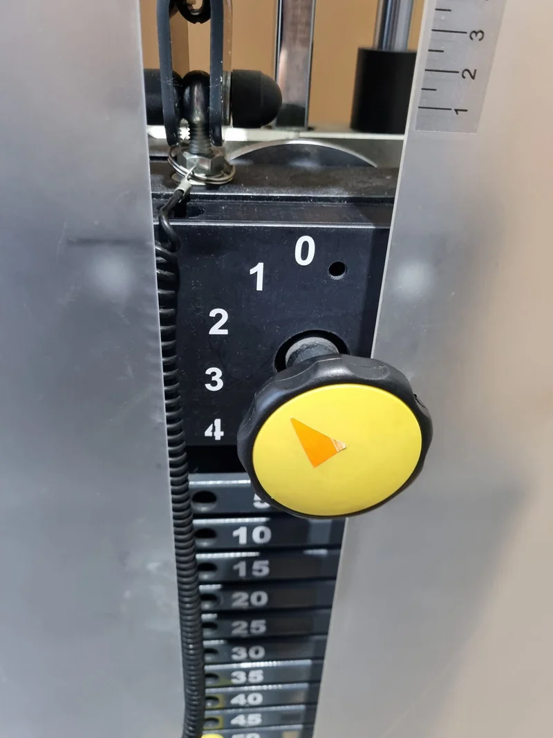 Proxomed Schulterblattfixator Stützstemme Kombi, Compass 530, Latzug und Dips 2 in 1 Kombigerät, MPG, Reha, Rahmenfarbe Silber, Polsterfarbe Rot, gebraucht - überholter Zustand
