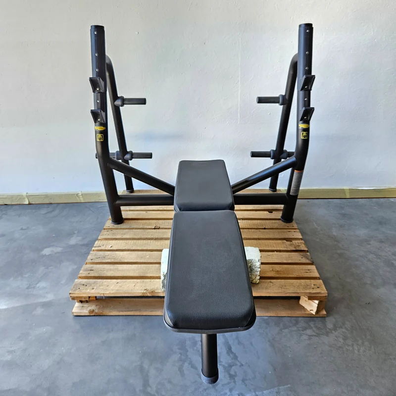 Technogym Horizontal Bench, Olympic Flat Bench, Bankdrückbank Flach mit Ablagen, Olympia Flachdrückerbank, Rahmebfarbe Schwarz, gebraucht - überholter Zustand