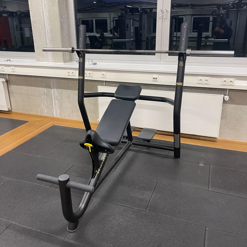 Technogym Schrägdrückerbank, Olympic Inclined Bench, Hantelbank zum Schrägbankdrücken, Rahmenfarbe Schwarz, gebraucht - überholter Zustand