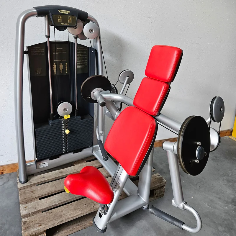TechnoGym 18 Kraftgeräte im Set, Selection Line, Strength Machines with Stack Weight, Polster Rot, gebraucht - überholter Zustand