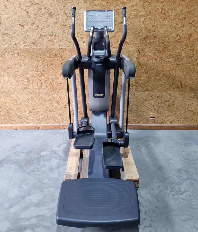 Technogym Vario Crosstrainer Excite+ Line, LED Konsole, variable Schrittlänge Ellipsentrainer, gebraucht - überholter Zustand