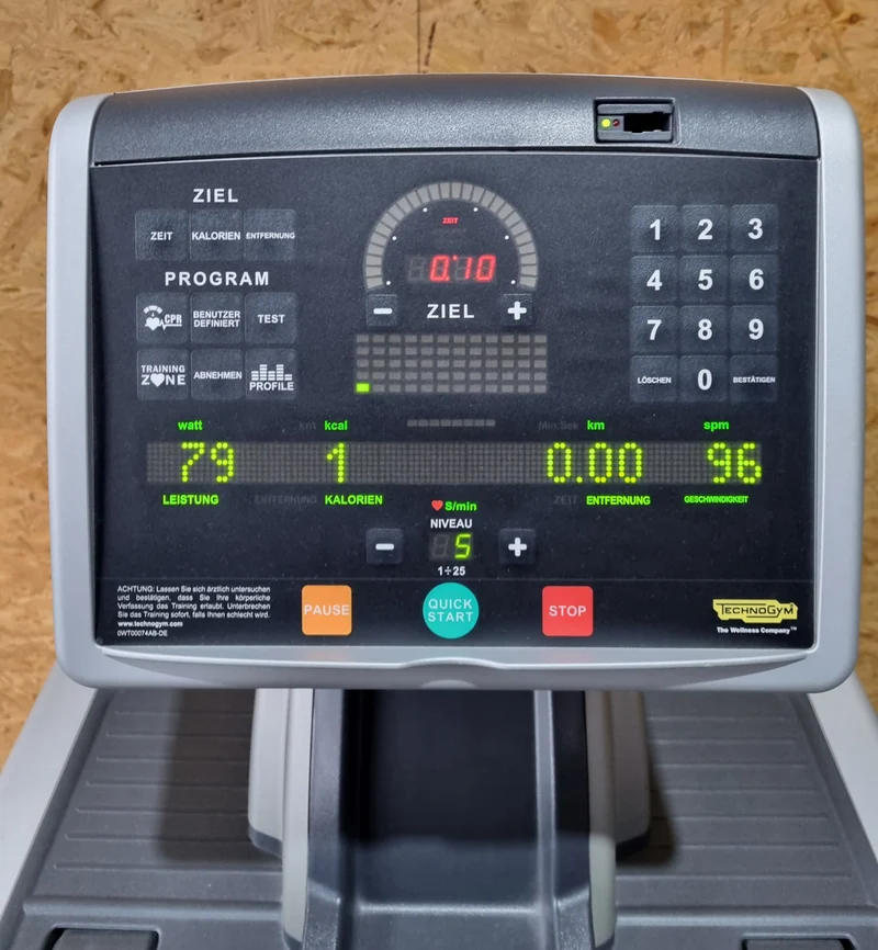 Technogym Vario Crosstrainer Excite+ Line, LED Konsole, variable Schrittlänge Ellipsentrainer, gebraucht - überholter Zustand