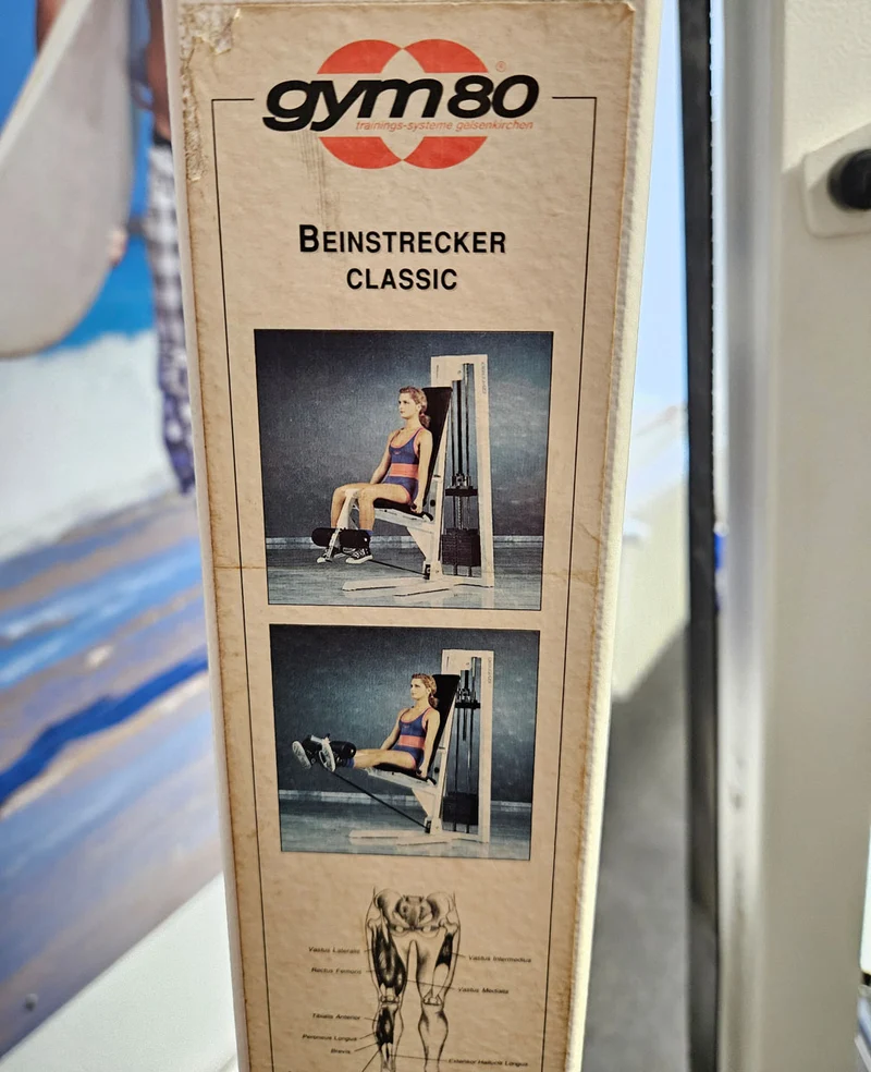 Gym80 Beinstrecker sitzend, Leg Extension, Oldschool Bodybuilding Kraftgerät - Edition oder Classic Line, Rahmenfarbe Weiß, gebraucht mit Gebrauchsspuren
