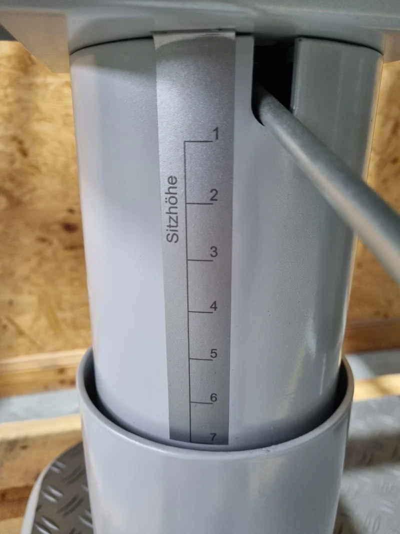 Dynamed Zugapparat Vertikal mit Sitz, Latzug von Oben, Pulldown, Stolzenberg, Rahmenfarbe Silber, gebraucht - überholter Zustand