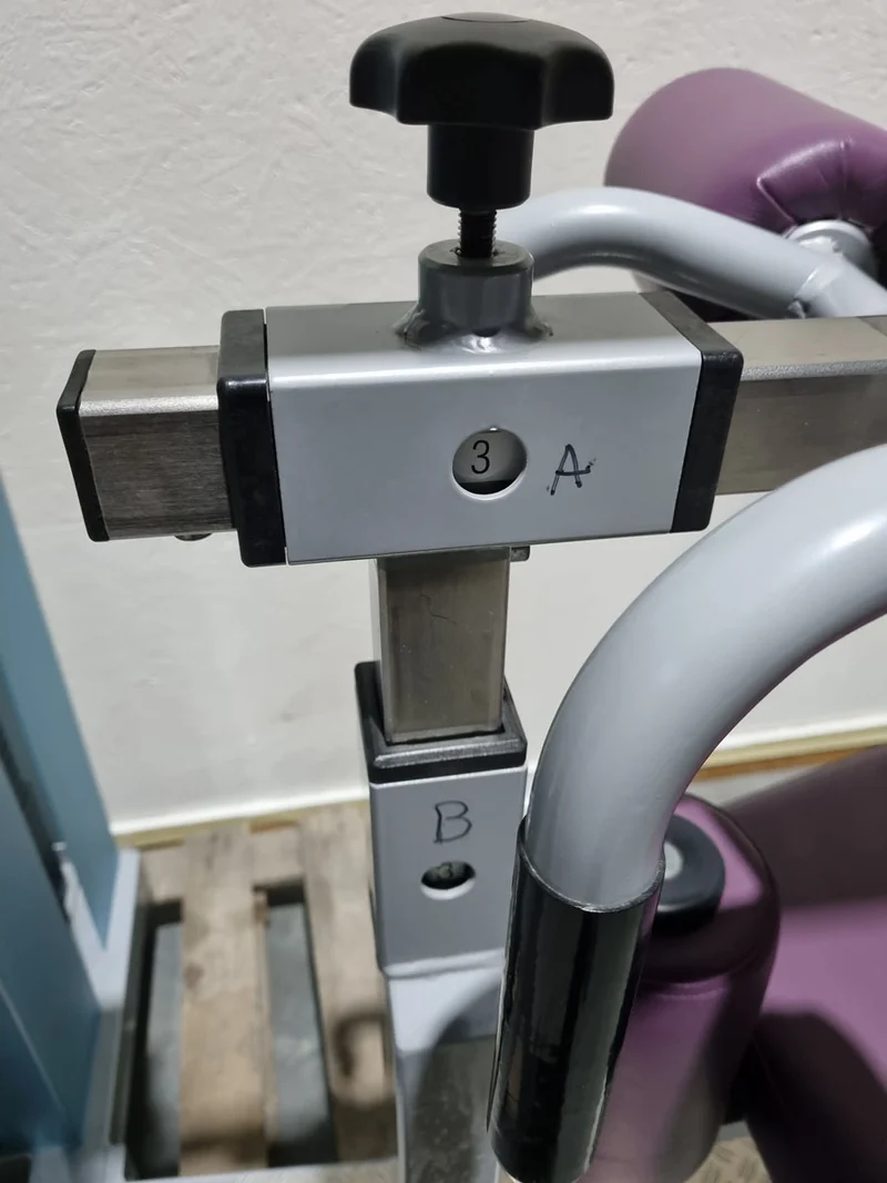 SVG HWS-Trainer, Hals und Nacken Trainingsmaschine, Halswirbelbsäule Kräftigung, Reha Line, Rahmenfarbe Silber, Polsterfarbe Lila, gebrauchter - überholter Zustand