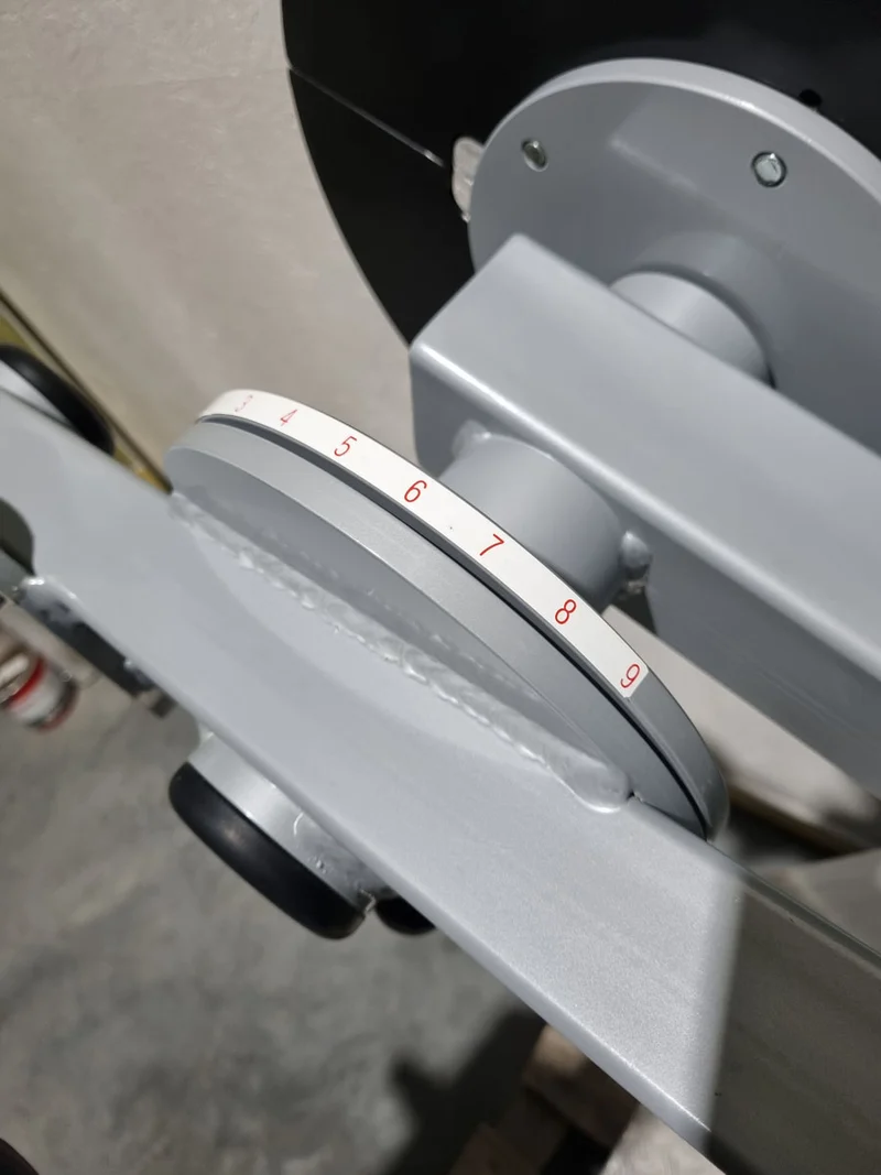 SVG HWS-Trainer, Hals und Nacken Trainingsmaschine, Halswirbelbsäule Kräftigung, Reha Line, Rahmenfarbe Silber, Polsterfarbe Lila, gebrauchter - überholter Zustand