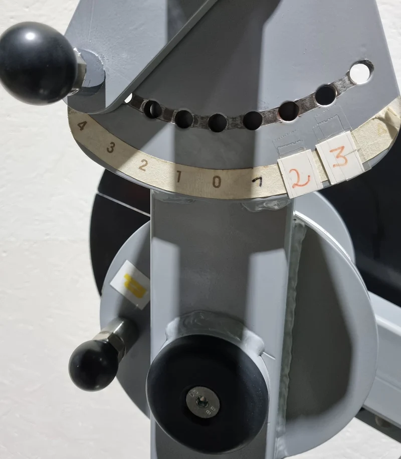 SVG HWS-Trainer, Hals und Nacken Trainingsmaschine, Halswirbelbsäule Kräftigung, Reha Line, Rahmenfarbe Silber, Polsterfarbe Lila, gebrauchter - überholter Zustand