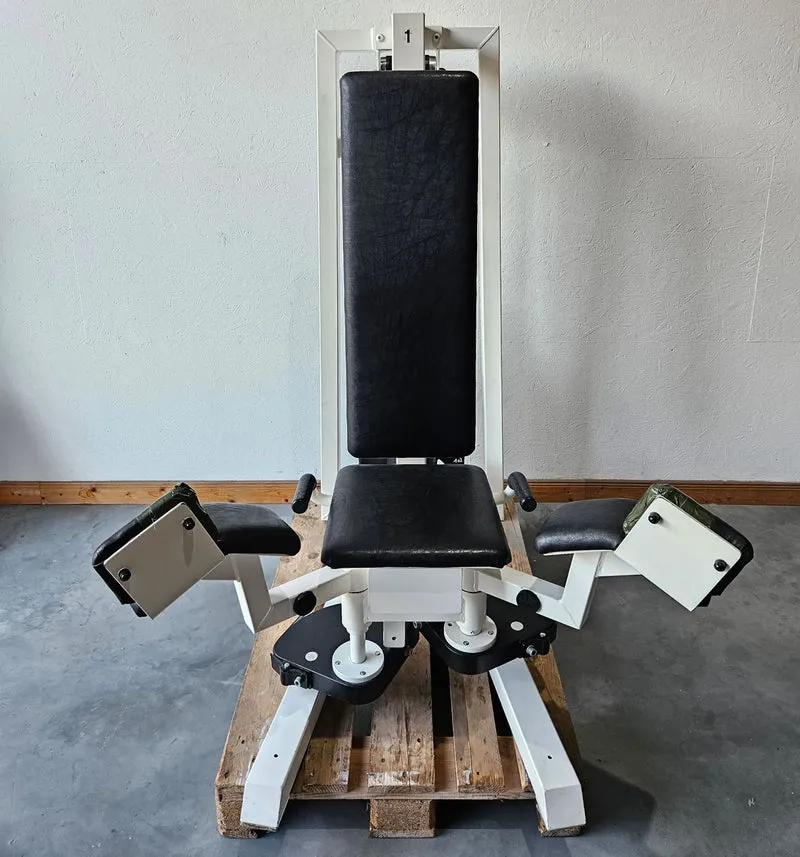 Gym80 Adduktorenmaschine, Hip Adductor, sitzend, Oldschool Bodybuilding Kraftgerät - Edition oder Classic Line, Rahmen Weiß, gebraucht mit Gebrauchsspuren