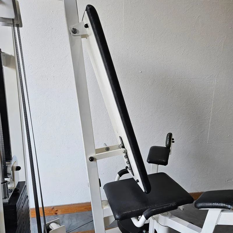 Gym80 Adduktorenmaschine, Hip Adductor, sitzend, Oldschool Bodybuilding Kraftgerät - Edition oder Classic Line, Rahmen Weiß, gebraucht mit Gebrauchsspuren
