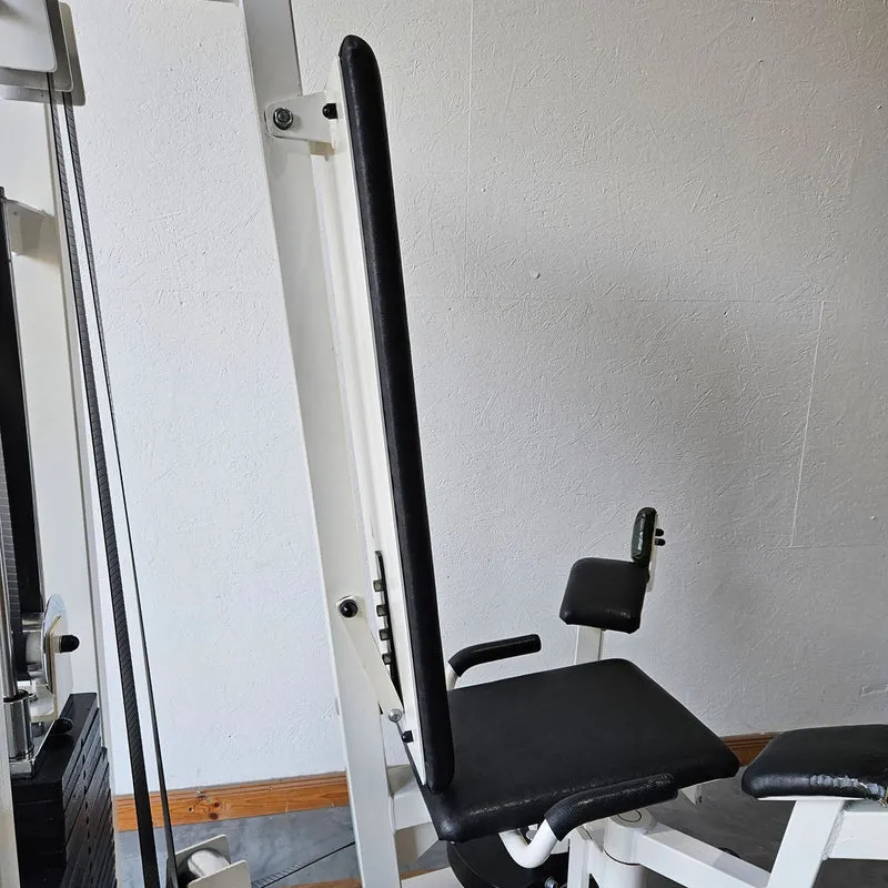 Gym80 Adduktorenmaschine, Hip Adductor, sitzend, Oldschool Bodybuilding Kraftgerät - Edition oder Classic Line, Rahmen Weiß, gebraucht mit Gebrauchsspuren