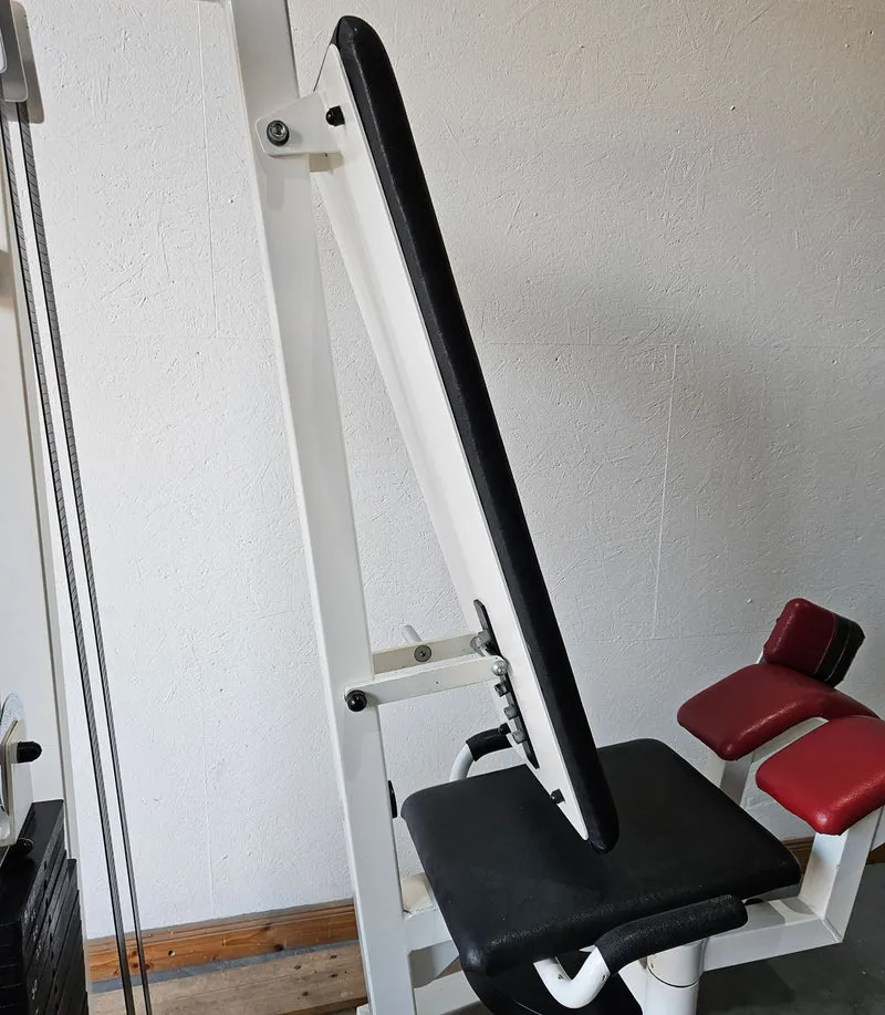 Gym80 Abduktorenmaschine, Hip Abductor, sitzend, Oldschool Bodybuilding Kraftgerät - Edition oder Classic Line, Rahmenfarbe Weiß, gebraucht mit Gebrauchsspuren