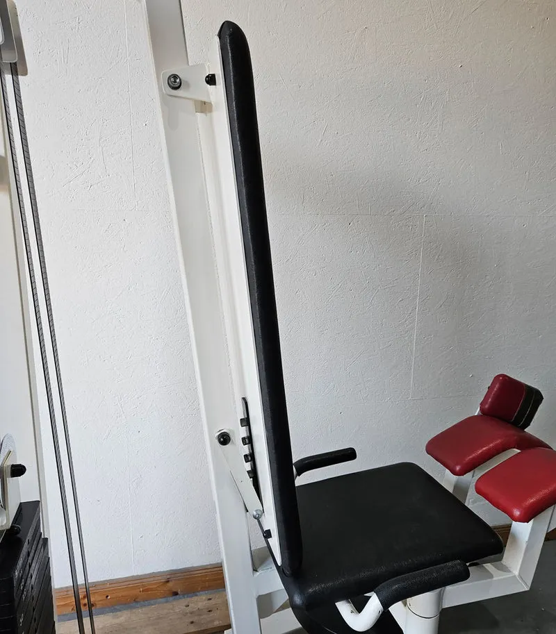 Gym80 Abduktorenmaschine, Hip Abductor, sitzend, Oldschool Bodybuilding Kraftgerät - Edition oder Classic Line, Rahmenfarbe Weiß, gebraucht mit Gebrauchsspuren