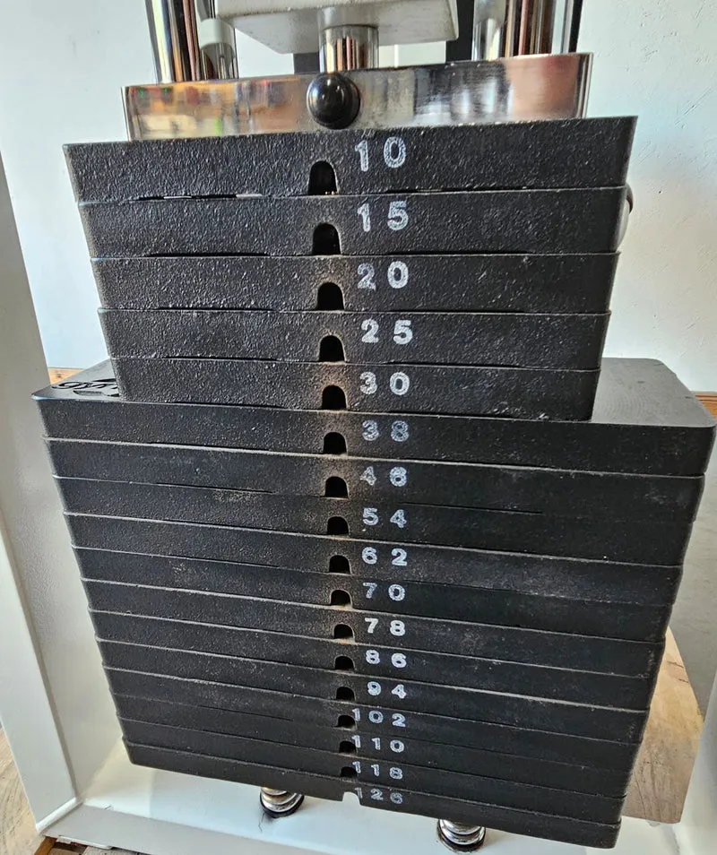 Gym80 Abduktorenmaschine, Hip Abductor, sitzend, Oldschool Bodybuilding Kraftgerät - Edition oder Classic Line, Rahmenfarbe Weiß, gebraucht mit Gebrauchsspuren