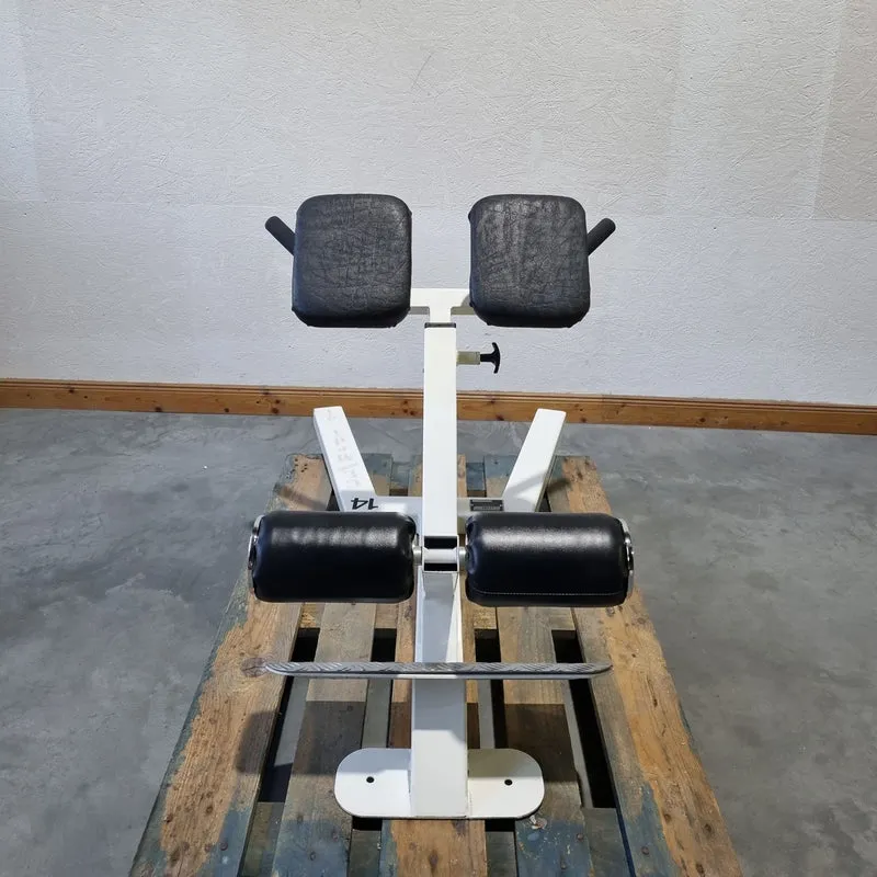 Competition Line, Rückenstreckerbank 45° grad, Hyperextension, höhenverstellbar, Rahmenfarbe Weiß, Polsterfarbe Shhwarz, gebraucht - überholter Zustand