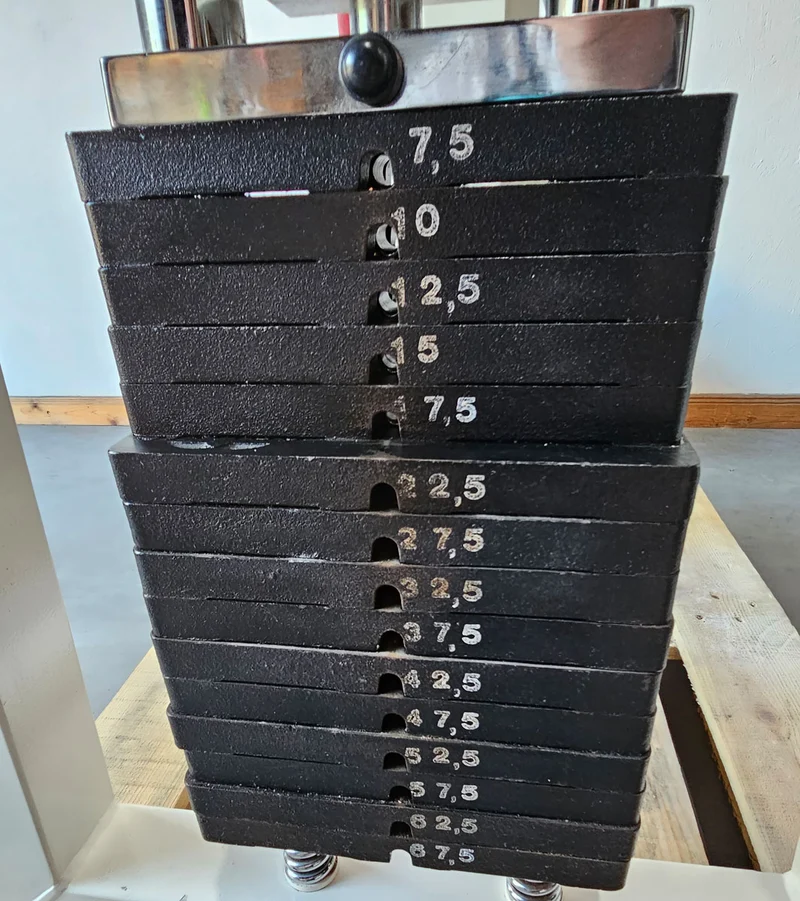 Gym80 Butterfly mit Polster Pads, Pec Fly, Winkel verstellbar, Oldschool Bodybuilding Kraftgerät - Edition oder Classic Line, Rahmenfarbe Weiß, gebraucht mit Gebrauchsspuren