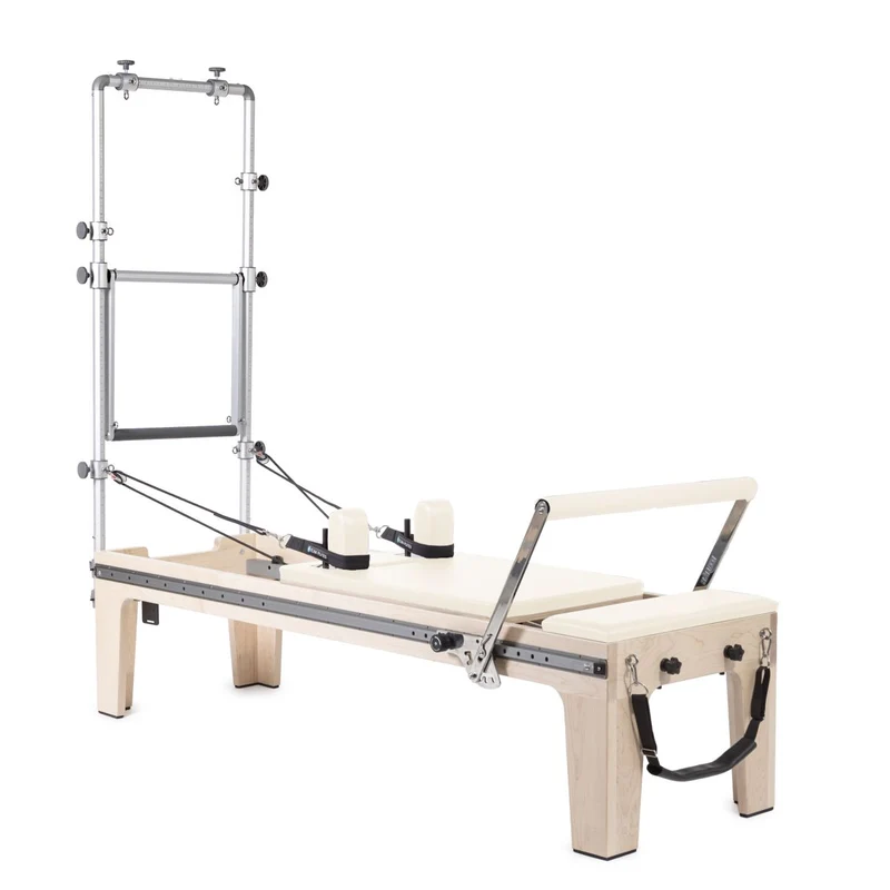 Elina Pilates Master Instructor Physio Reformer mit Half Cadillac