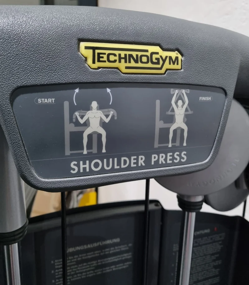 TechnoGym Schulterpresse, Shoulder Press, Selection Line - Rahmen Silber, Polster Braun, gebraucht - überholter Zustand