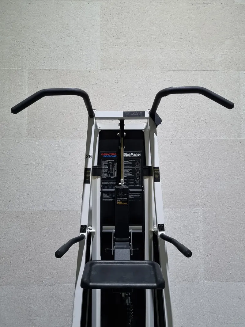 Stairmaster Gravitron 2000 AT Dip-Chin, Dip-Klimmzugmaschine mit Gewichtsunterstützung, Rahmen Weiß, gebraucht - überholter Zustand