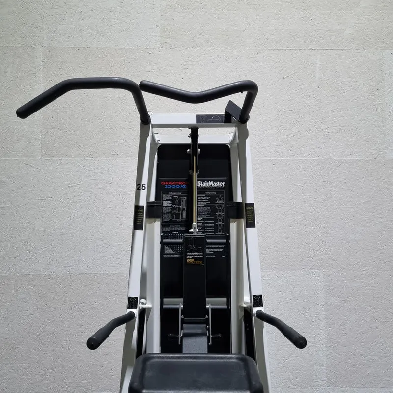 Stairmaster Gravitron 2000 AT Dip-Chin, Dip-Klimmzugmaschine mit Gewichtsunterstützung, Rahmen Weiß, gebraucht - überholter Zustand