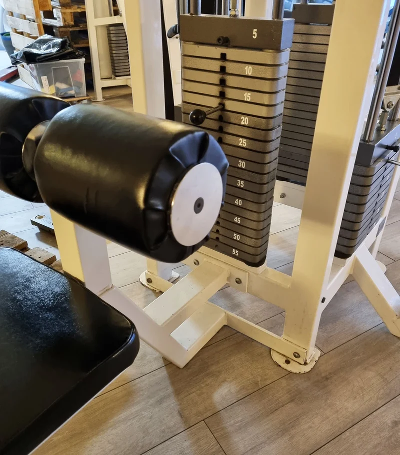 Competition Line 4 Stationenturm, 4 Stack Multi Station, Rudern, Latzug und 2 Seilzüge, Oldschool Bodybuilding, Rahmenfarbe Weiß, gebraucht - geprüfter Zustand mit Gebrauchsspuren