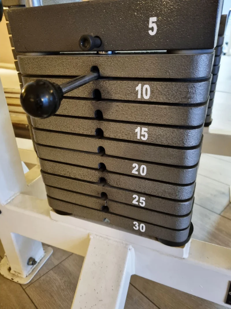 Competition Line 4 Stationenturm, 4 Stack Multi Station, Rudern, Latzug und 2 Seilzüge, Oldschool Bodybuilding, Rahmenfarbe Weiß, gebraucht - geprüfter Zustand mit Gebrauchsspuren