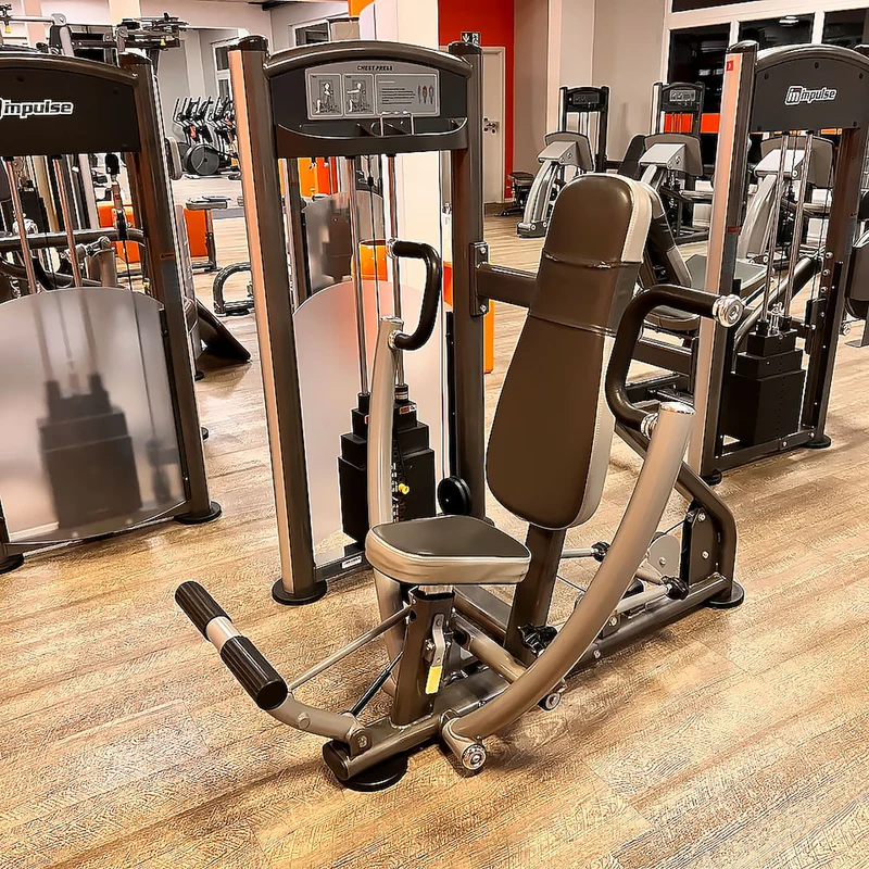 Impulse Fitness Bankdrückmaschine, Brustpresse, Chestpress, Rahmenfarbe Grau-Anthrazit, gebraucht - überholter Zustand