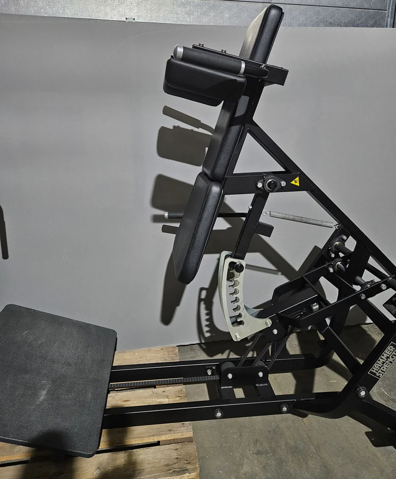 Hammer Strength MTS V-Squat, Kniebeugenmaschine Squats - Rahmenfarbe Schwarz, gebraucht - überholter Zustand