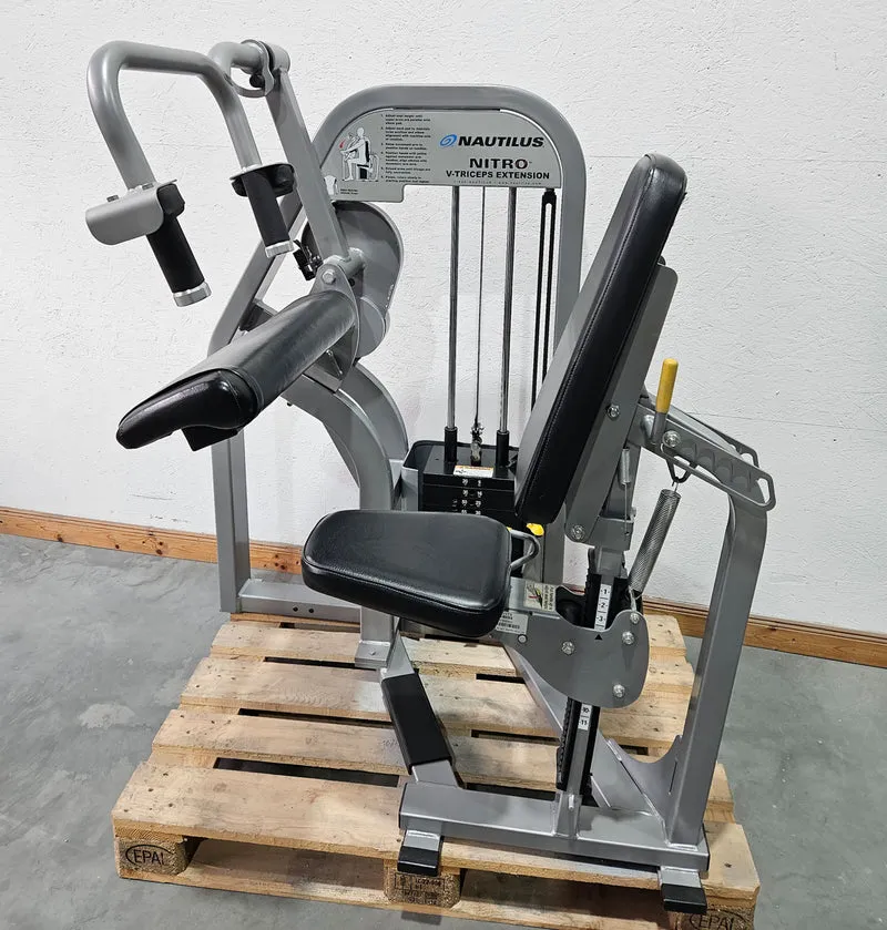 Nautilus Nitro V-Triceps Extension, Trizepsmaschine horizontal, Triceps Extension, Rahmenfarbe Silber, gebraucht - überholter Zustand