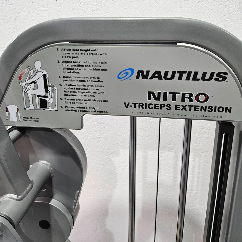 Nautilus Nitro V-Triceps Extension, Trizepsmaschine horizontal, Triceps Extension, Rahmenfarbe Silber, gebraucht - überholter Zustand
