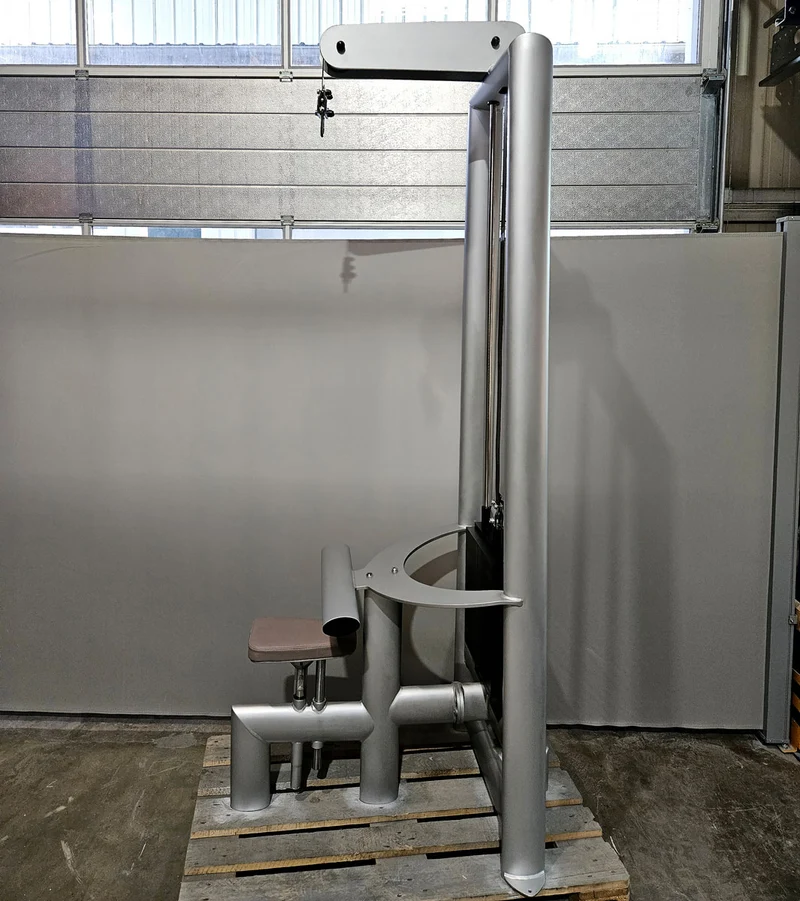 Gym80 Sygnum 4116 Rückenzugstation, Latzug von Oben, Lat Pulldown, 135kg Gewichtsblock, Farbe Silber, gebraucht - überholter Zustand