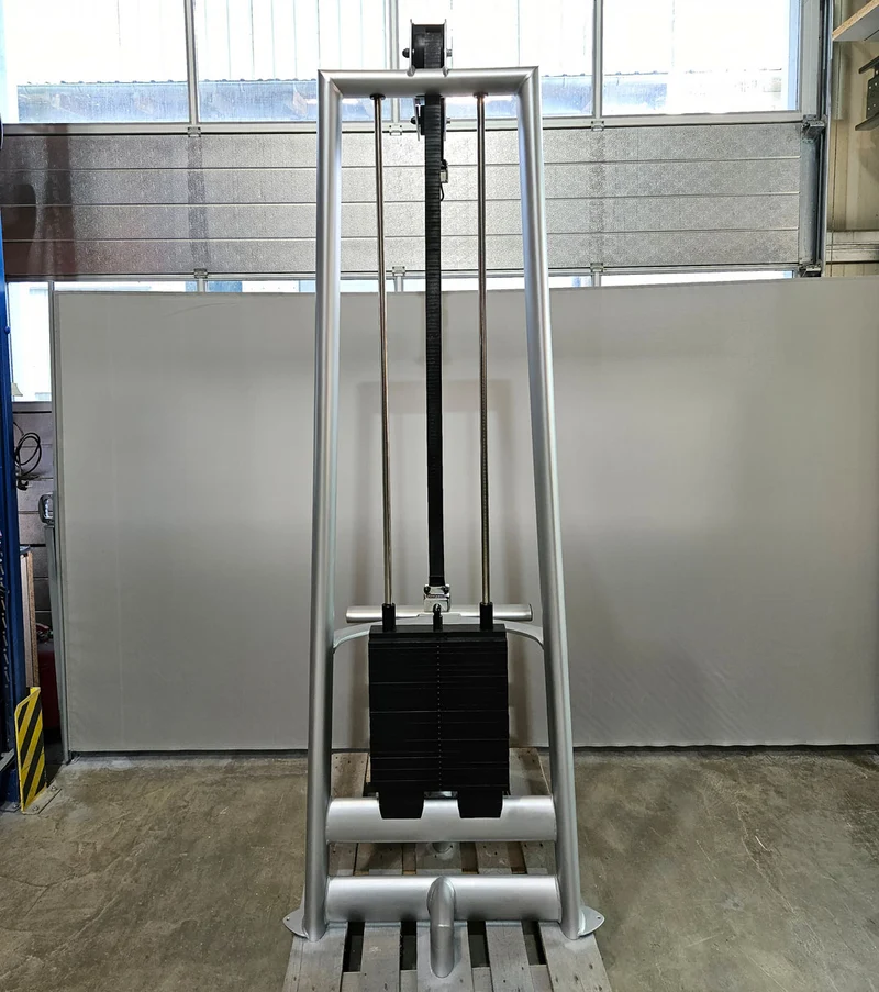 Gym80 Sygnum 4116 Rückenzugstation, Latzug von Oben, Lat Pulldown, 135kg Gewichtsblock, Farbe Silber, gebraucht - überholter Zustand