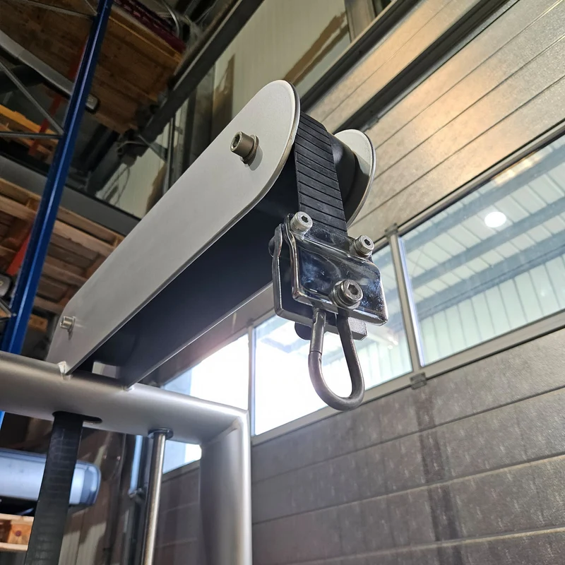 Gym80 Sygnum 4116 Rückenzugstation, Latzug von Oben, Lat Pulldown, 135kg Gewichtsblock, Farbe Silber, gebraucht - überholter Zustand