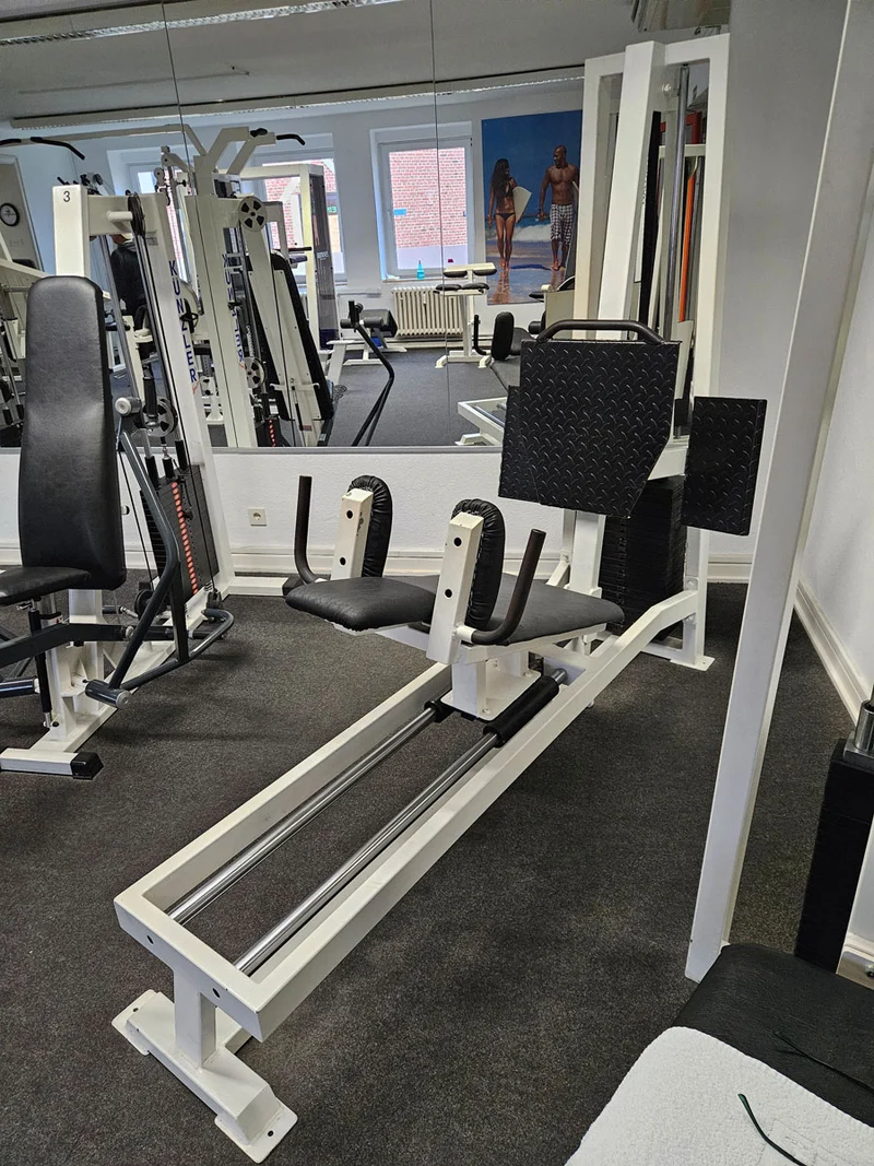 Beinpresse Oldschool, Leg Press, 225kg Gewichtsblock, Hersteller wahrscheinlich Gym80 oder L+K oder Galaxy, Bodybuilding Kraftgerät - Rahmenfarbe Weiß, gebraucht mit Gebrauchsspuren