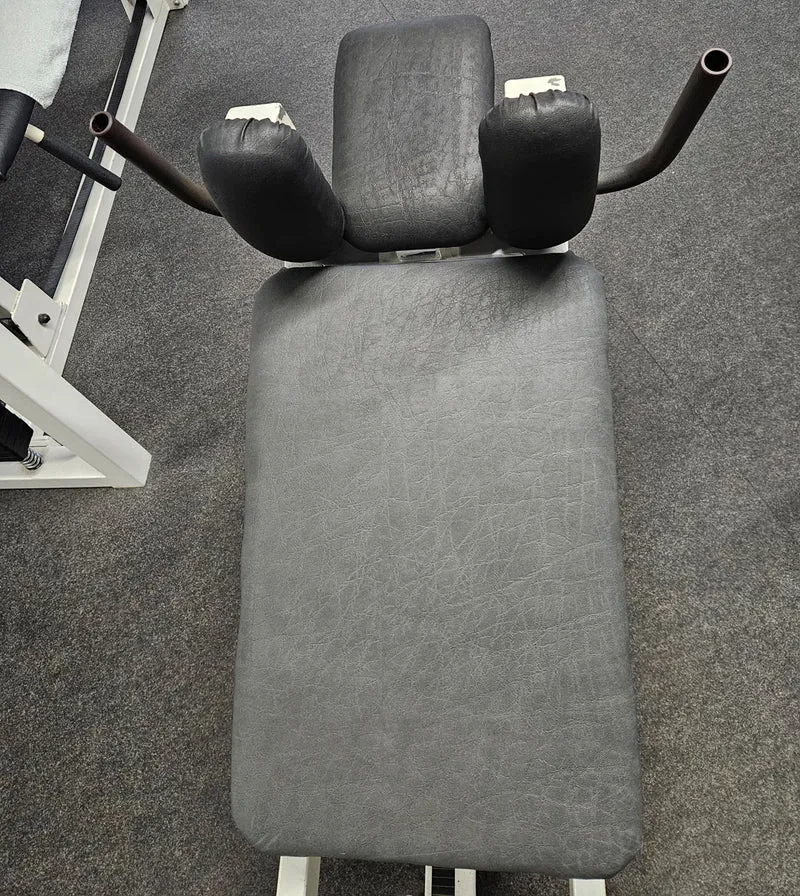 Beinpresse Oldschool, Leg Press, 225kg Gewichtsblock, Hersteller wahrscheinlich Gym80 oder L+K oder Galaxy, Bodybuilding Kraftgerät - Rahmenfarbe Weiß, gebraucht mit Gebrauchsspuren