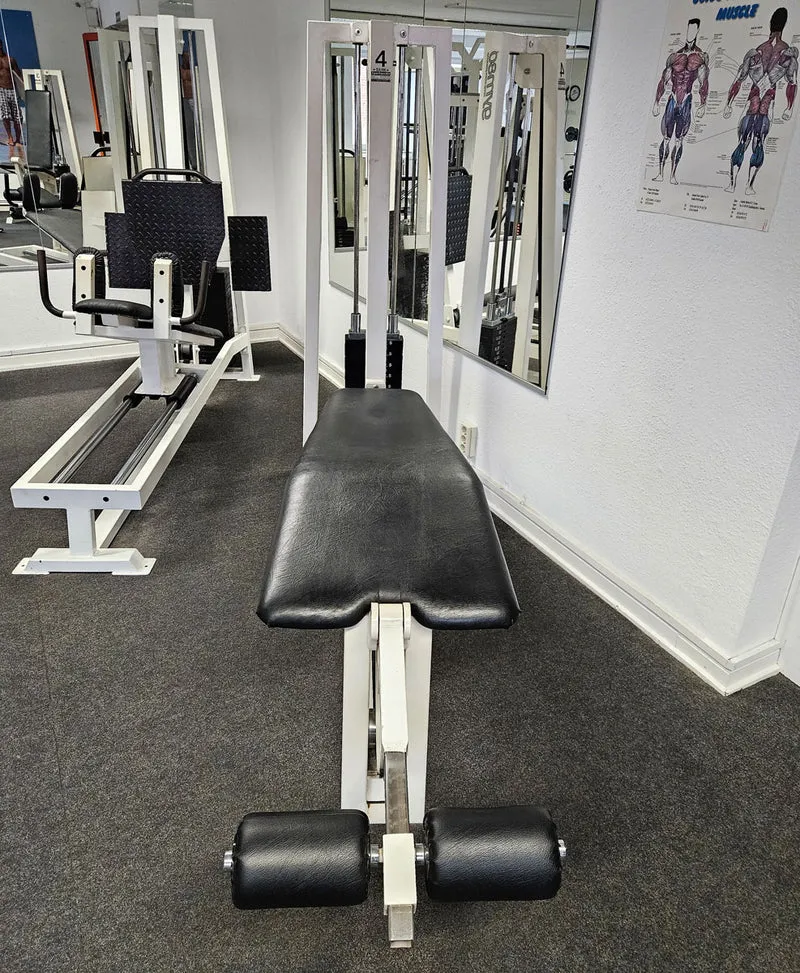 Gym80 Beinbeuger liegend, Leg Curl lying, Oldschool Bodybuilding Kraftgerät - Edition oder Classic Line, Rahmenfarbe Weiß, gebraucht und geprüft mit Gebrauchsspuren