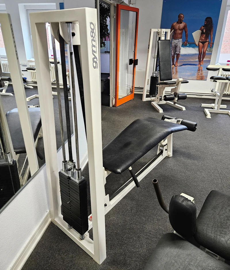 Gym80 Beinbeuger liegend, Leg Curl lying, Oldschool Bodybuilding Kraftgerät - Edition oder Classic Line, Rahmenfarbe Weiß, gebraucht und geprüft mit Gebrauchsspuren