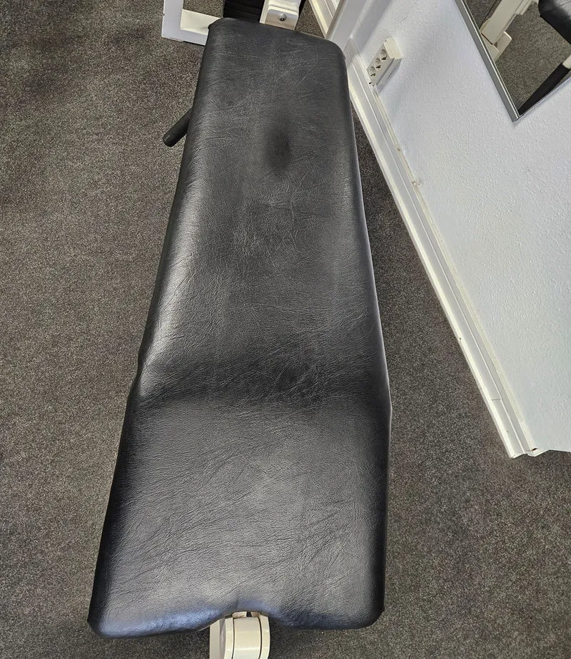 Gym80 Beinbeuger liegend, Leg Curl lying, Oldschool Bodybuilding Kraftgerät - Edition oder Classic Line, Rahmenfarbe Weiß, gebraucht und geprüft mit Gebrauchsspuren