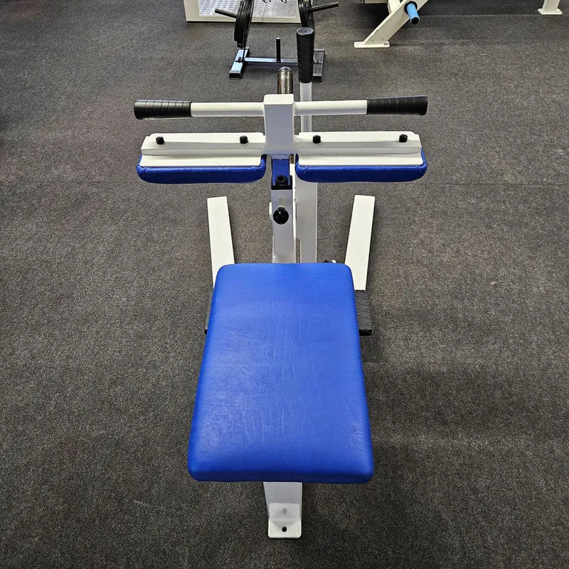 Jimsa Wadenmaschine Plate loaded 50mm, Seated Calf Raise, Rahmenfarbe Weiß, gebraucht und geprüft mit kleinen Gebrauchsspuren