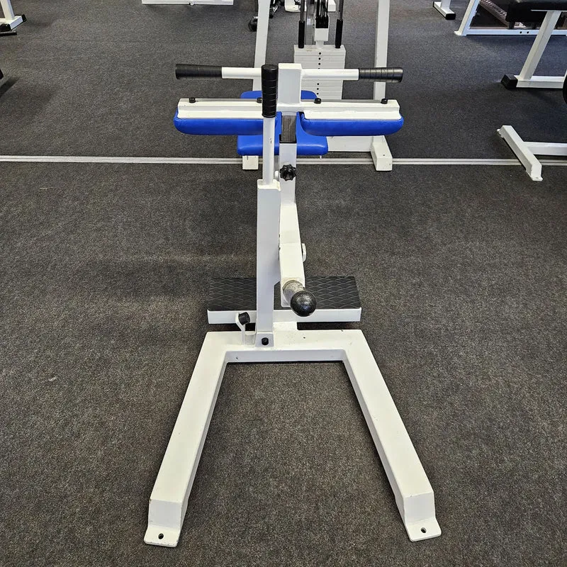 Jimsa Wadenmaschine Plate loaded 50mm, Seated Calf Raise, Rahmenfarbe Weiß, gebraucht und geprüft mit kleinen Gebrauchsspuren