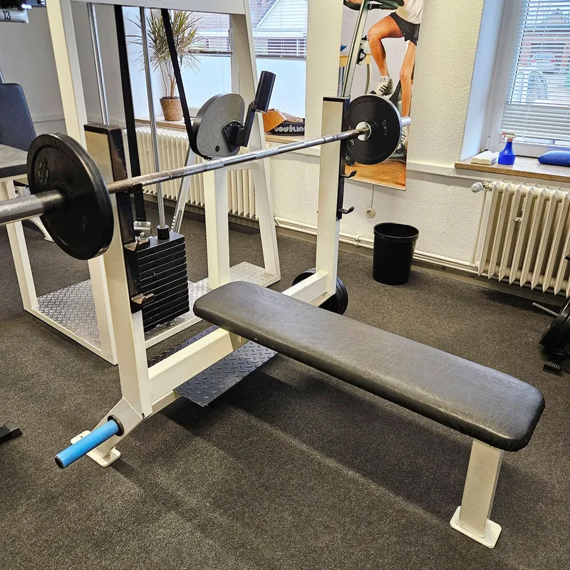 Flachdrückerbank mit Ablagen für Bankdrücken, Benchpress, Oldschool Bodybuilding, Rahmenfarbe Weiß, gebraucht mit Gebrauchsspuren