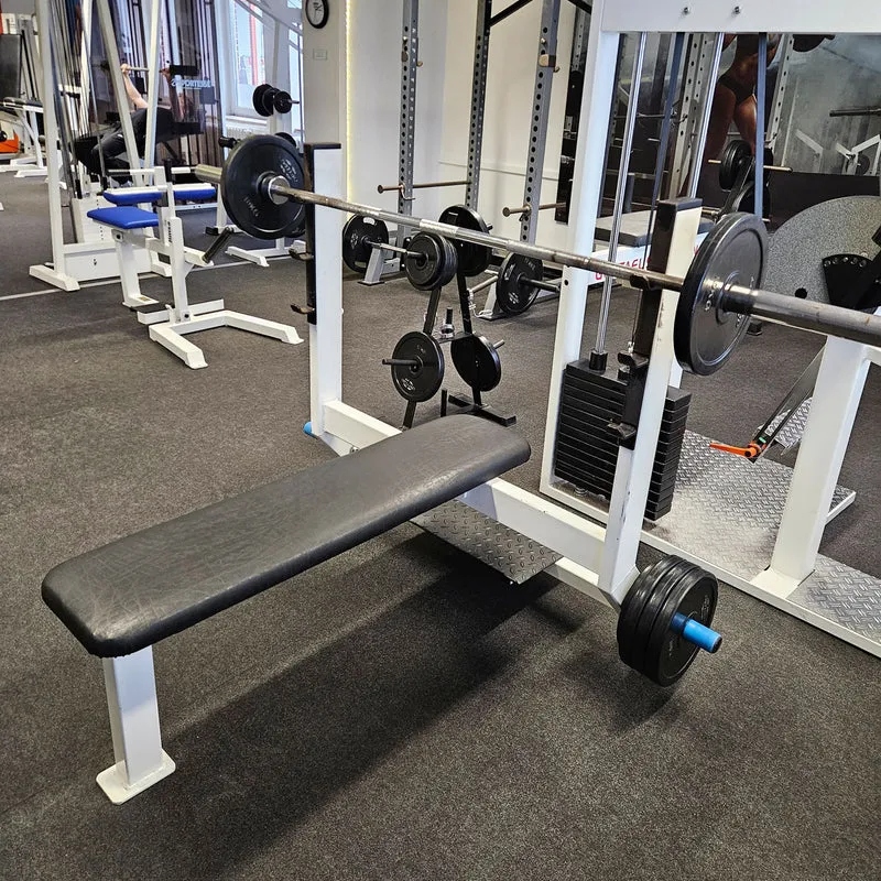 Flachdrückerbank mit Ablagen für Bankdrücken, Benchpress, Oldschool Bodybuilding, Rahmenfarbe Weiß, gebraucht mit Gebrauchsspuren
