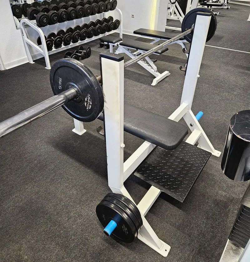 Flachdrückerbank mit Ablagen für Bankdrücken, Benchpress, Oldschool Bodybuilding, Rahmenfarbe Weiß, gebraucht mit Gebrauchsspuren