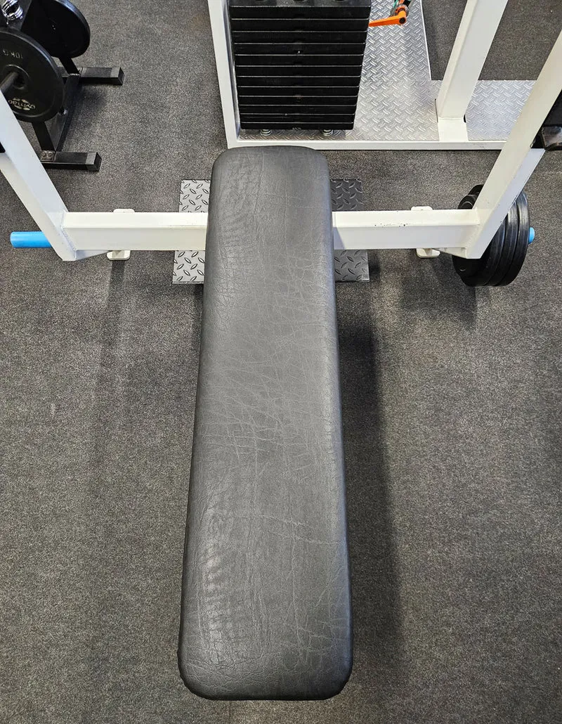 Flachdrückerbank mit Ablagen für Bankdrücken, Benchpress, Oldschool Bodybuilding, Rahmenfarbe Weiß, gebraucht mit Gebrauchsspuren